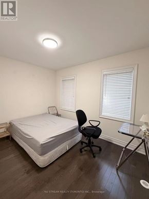 Toronto (Bridle Path-Sunnybrook-York Mills) townhouse for rent - A bedroom with a bed, chair, and window.