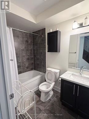 Toronto (Bridle Path-Sunnybrook-York Mills) townhouse for rent - A bathroom with a toilet, sink, and bathtub.