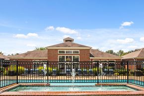 Cordova apartment for rent - Stunning outdoor swimming pool, gated and with fountains
