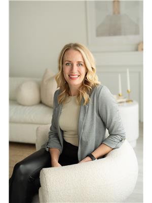 Lea Thompson, Waterside Real Estate Group