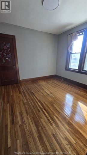 Windsor house for rent - A room with wooden flooring and a window with curtains.