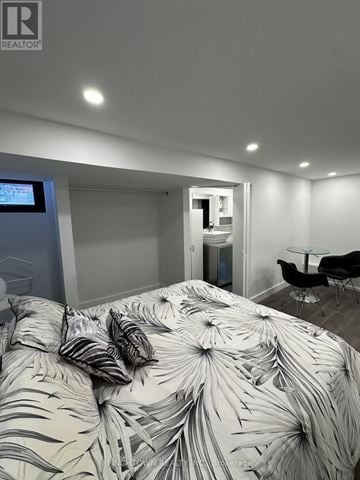 Toronto (Islington-City Centre West) house for rent - A bedroom with a bed covered in a leaf patterned comforter.
