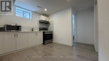 Richmond Hill (Crosby) house for rent - A kitchen area with a refrigerator, microwave, and oven.