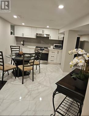 Hamilton (Centremount) house for rent - A modern kitchen with a glass table and chairs.