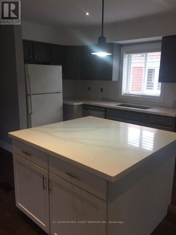 Toronto (Clairlea-Birchmount) house for rent - A kitchen with a white counter top and cabinets.