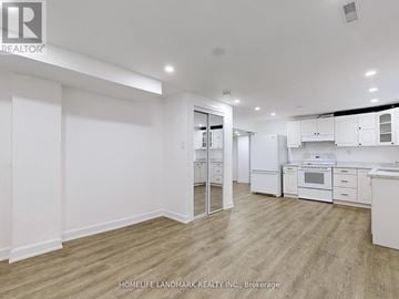 Newmarket (Bristol-London) house for rent - A spacious kitchen with white cabinets and appliances.