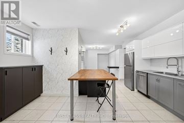 East Gwillimbury (Holland Landing) house for rent - A kitchen with a table and chairs in the middle.