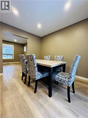 Niagara Falls house for rent - A dining room with a table and chairs.