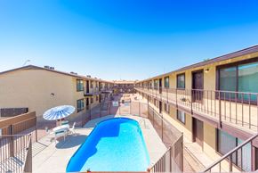 Phoenix apartment for rent - a resort style swimming pool in the middle of a building