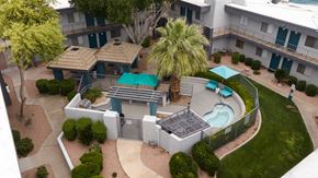Phoenix apartment for rent - an aerial view of a swimming pool in the courtyard of an apartment building