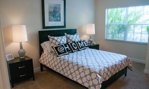 Hollywood apartment for rent - a bedroom with a bed and two lamps and a window