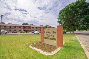 Safford apartment for rent - the sign for the casa de flores hotel in front of a grass field