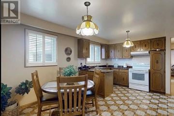 Toronto (Newtonbrook West) house for rent - A kitchen with a table and chairs in the middle of the room.
