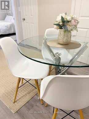 Richmond Hill (Crosby) house for rent - A glass table with a floral arrangement in a gold vase sits between two white chairs.