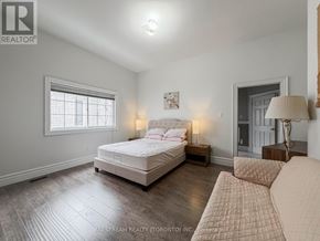 Richmond Hill (Oak Ridges Lake Wilcox) apartment for rent - A bedroom with a large bed and a window.