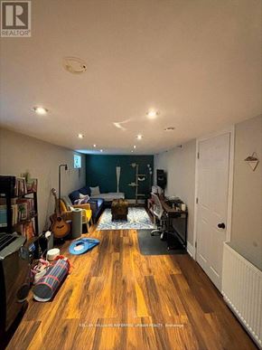 Toronto (Danforth Village-East York) apartment for rent - A living room with a wooden floor and a white ceiling.