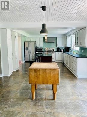 Fort Erie (Central) apartment for rent - A kitchen with a wooden box on the floor.