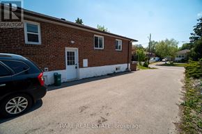 Richmond Hill (Crosby) apartment for rent - A hallway with a white door and a wooden door at the end.