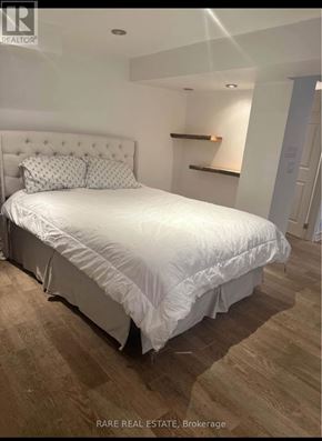 Richmond Hill (Crosby) apartment for rent - A bedroom with a bed, pillow, and a headboard.
