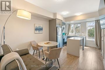 Niagara Falls (Arad/Fallsview) townhouse for rent - A modern living room with a dining table and chairs.