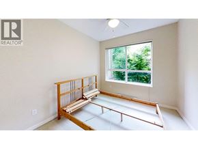 Richmond apartment for rent - A room with a window and a wooden bench.