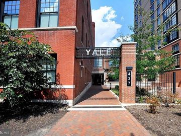 Washington apartment for rent - A brick building with a sign that says Yale.