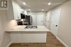 Woodstock (Woodstock - North) apartment for rent - A kitchen area with a sink, microwave, and oven.
