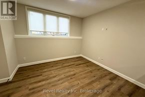 Woodstock (Woodstock - North) apartment for rent - A room with wooden flooring and a window with blinds.