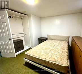 Hamilton (Westcliffe) apartment for rent - A bedroom with a bed, wardrobe and desk.