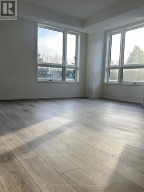 Newmarket (Glenway Estates) townhouse for rent - A large empty room with wooden flooring and large windows.