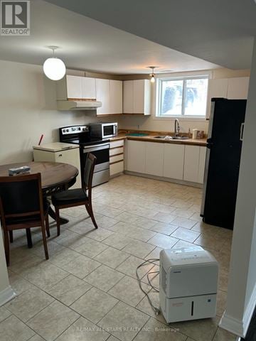 Georgina (Keswick South) apartment for rent - A kitchen with a table and chairs.