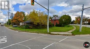 Southwold (Talbotville) apartment for rent - A street view with a traffic light and a sign that says "RE/MAX CENTRE CITY REALTOR INC., Brokerage".