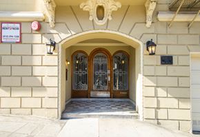 San Francisco apartment for rent - A building entrance with a sign that says RENTSNOW.