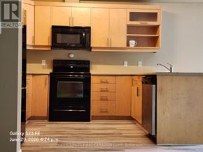 London North (North B) townhouse for rent - A living room with a couch, chair, and a table.