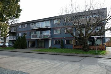 Courtenay apartment for rent - A large apartment building with a tree in front.
