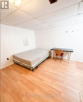 Toronto (Newtonbrook West) apartment for rent - A bedroom with a bed, desk, and chair.