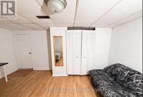 Toronto (Newtonbrook West) apartment for rent - A room with a bed, a wardrobe, and a mirror.