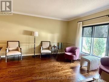 King (King City) apartment for rent - A living room with a row of chairs and a lamp.