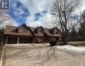 King (King City) apartment for rent - A large house with a driveway in front of it.