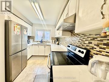 Mississauga (Central Erin Mills) townhouse for rent - A kitchen with a stove top oven and a refrigerator.