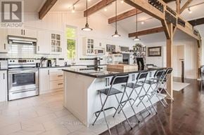 Gravenhurst (Muskoka (S)) apartment for rent - A kitchen with a large island and chairs.