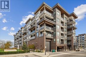 Grimsby (Grimsby Beach) townhouse for rent - A large apartment building with multiple balconies and a clear sky above.