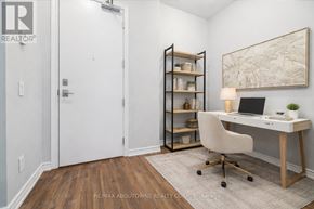 Grimsby (Grimsby Beach) townhouse for rent - A room with a desk, chair, and bookshelf.