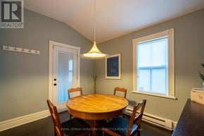 Toronto (Trinity-Bellwoods) townhouse for rent - A dining room with a wooden table and chairs.