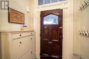 Toronto (Trinity-Bellwoods) townhouse for rent - A brown door with a glass window in the middle.
