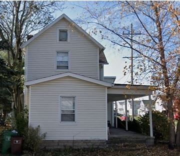 Lima apartment for rent - A two-story house with a porch and a covered entryway.
