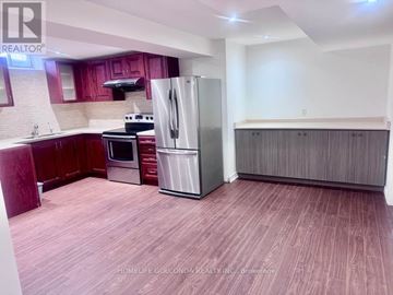 Richmond Hill (Observatory) apartment for rent - A kitchen with a refrigerator, oven, and microwave.