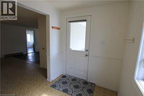 Woolwich apartment for rent - A room with a door and a window.