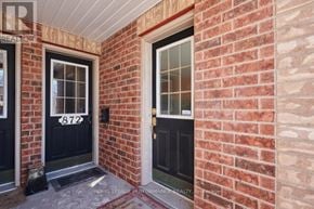 Ottawa townhouse for rent - A red brick house with a black door and a number 872 on it.