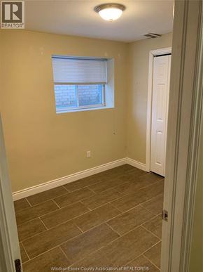 Windsor apartment for rent - A room with a tiled floor and a window with blinds.